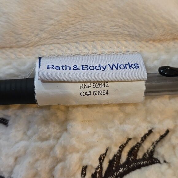 Lambie Wearable Blanket wSleeves 68x56in BathandBodyWorks Robe SOFT Fleece Cream - Picture 3 of 16